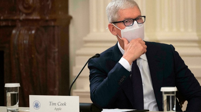 Giám đốc điều hành Apple, ông Tim Cook tham dự cuộc họp với Tổng thống Mỹ Joe Biden cùng các thành viên trong Nội các vào ngày 25/8. Ảnh: AFP